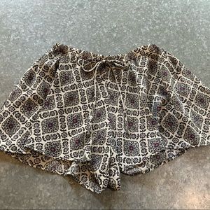 Olive Tree Flare Leg Geo Print Shorts SZ XS